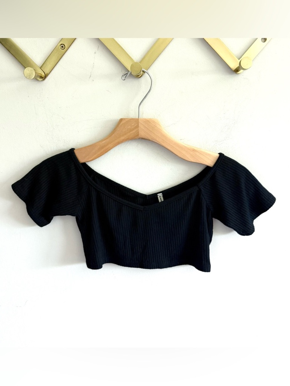 Emma & Sam LF Black Off-Shoulder Short Sleeved Crop Top | XS
